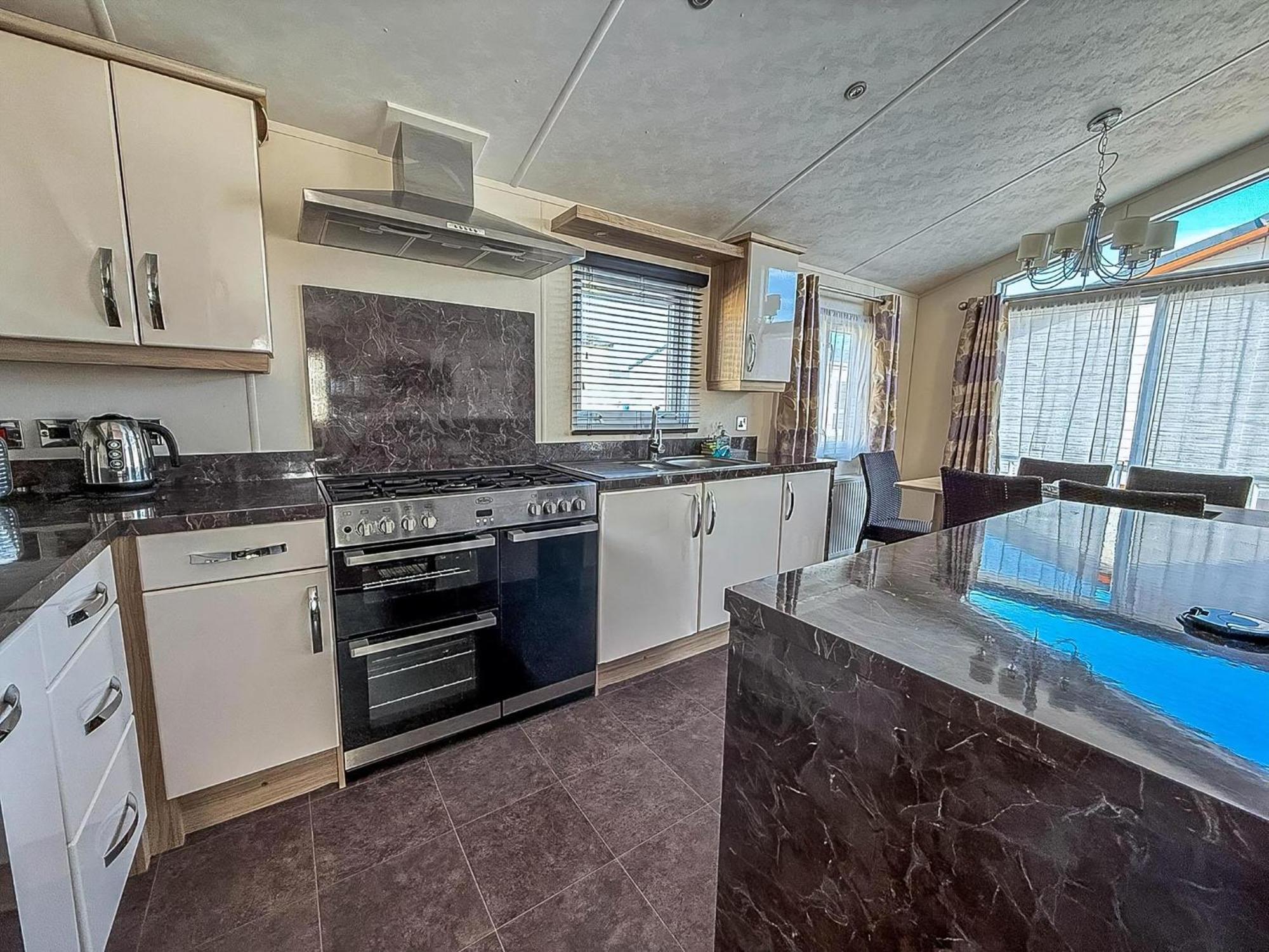 Luxury Lodge At Suffolk Sands Holiday Park Ref 45009Mv Felixstowe Exteriér fotografie